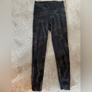 Aeropostale camo leggings size small w slight hole on back of waist band